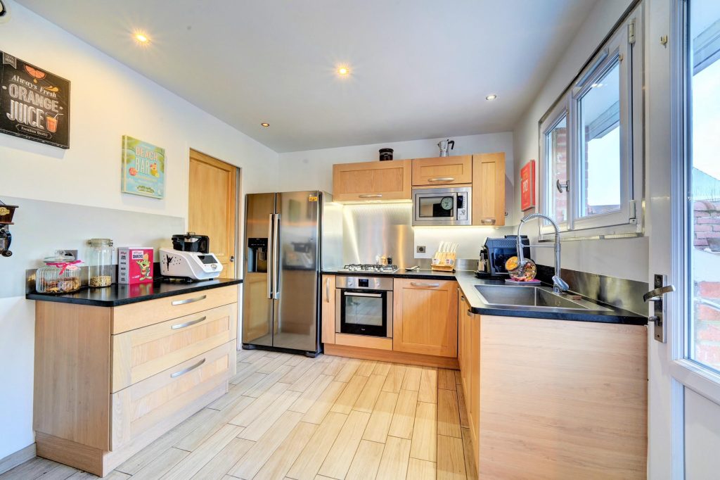 aménagement intérieur d'une cuisine avec peinture